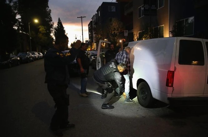 Một người nhập cư bị bắt giữ tại Los Angeles (Ảnh: Getty)