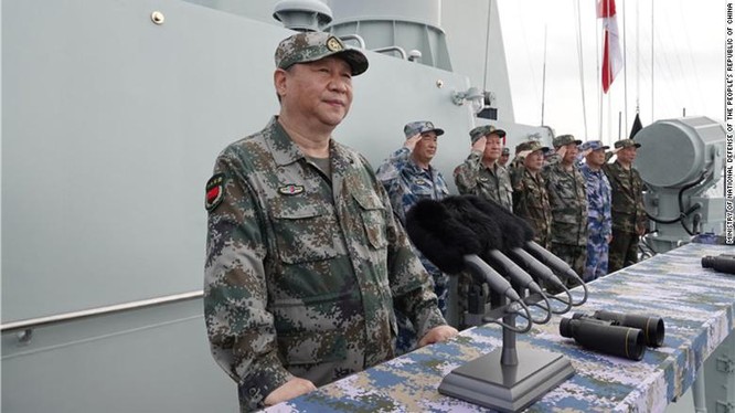 Chủ tịch Trung Quốc Tập Cận Bình quan sát một lễ diễu binh hải quân hồi tháng 4 vừa qua (Ảnh: CNN)