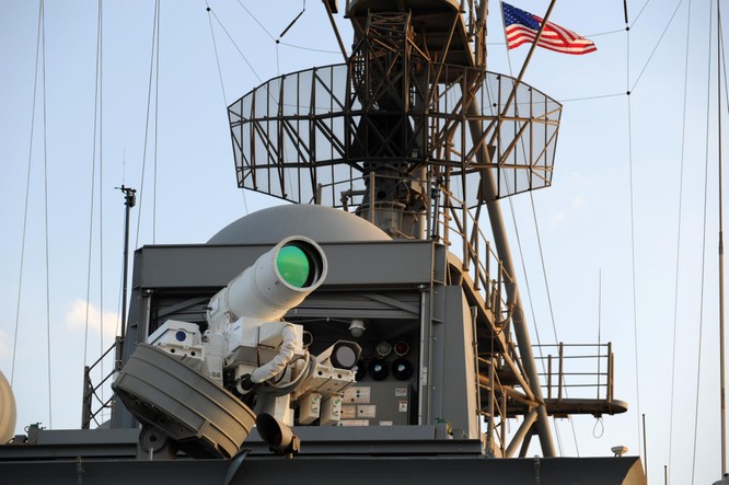 Hệ thống vũ khí laser AN/SEQ-3 lắp đặt trên tàu USS Ponce của Mỹ (Ảnh: Getty)