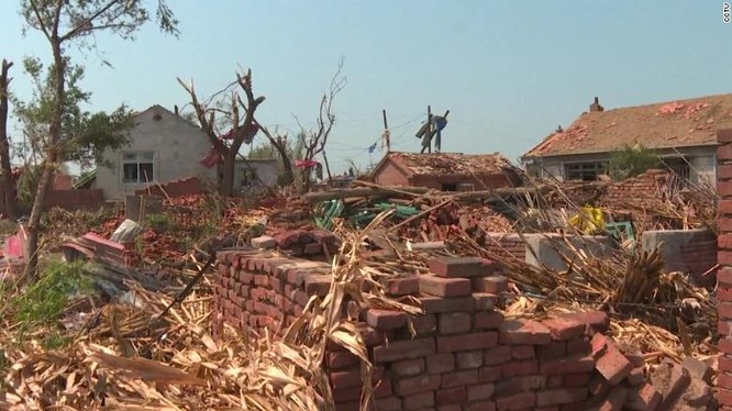 Nhiều nhà cửa hư hại nặng nề vì lốc xoáy (Ảnh: CNN)