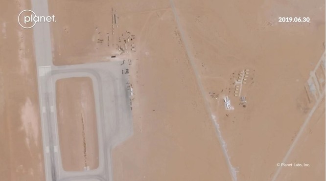 Một bức ảnh vệ tinh cho thấy đường băng ở căn cứ không quân Prince Sultan đang được cải tạo (Ảnh: CNN)