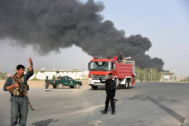 Cảnh sát Afghanistan có mặt tại hiện trường một vụ đánh bom ở Kandahar ngày 18/7 (Ảnh: Newsweek)