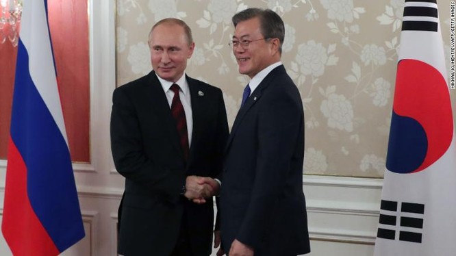 Lãnh đạo Nga, Hàn Quốc tại cuộc gặp bên lề Hội nghị thượng đỉnh G20 tổ chức tại Osak, Nhật Bản hồi tháng 6 vừa qua (Ảnh: CNN)