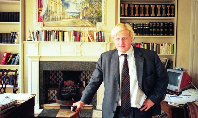 Boris Johnson tại văn phòng làm việc của tờ Spectator (Ảnh: Guardian)