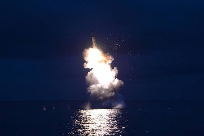 Bức ảnh KCNA công bố ngày 25/8/2016 cho thấy một vụ phóng thử tên lửa Pukkuksong-1 (Ảnh: AFP)