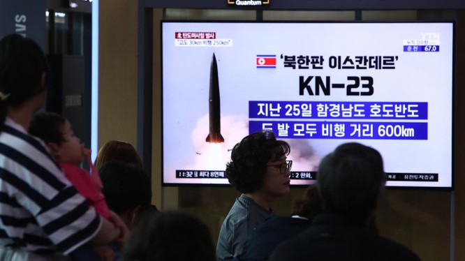 Người dân Hàn Quốc theo dõi diễn biến vụ thử tên lửa mới nhất của Triều Tiên qua truyền hình (Nguồn: Yonhap)