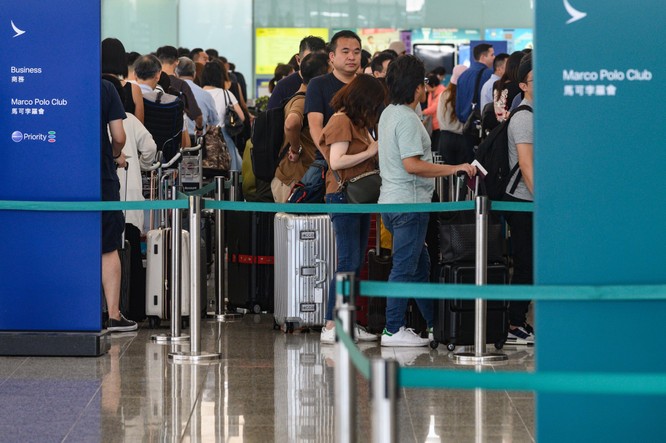 Hành khách xếp hàng dài tại sân bay quốc tế Hong Kong hôm 5/8 (Ảnh: CNN)