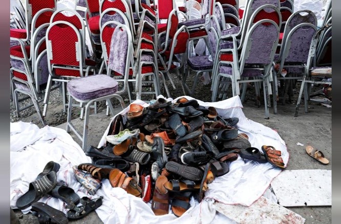 Giày dép của các nạn nhân được xếp bên ngoài sảnh cưới sau khi vụ nổ xảy ra (Ảnh: Reuters)