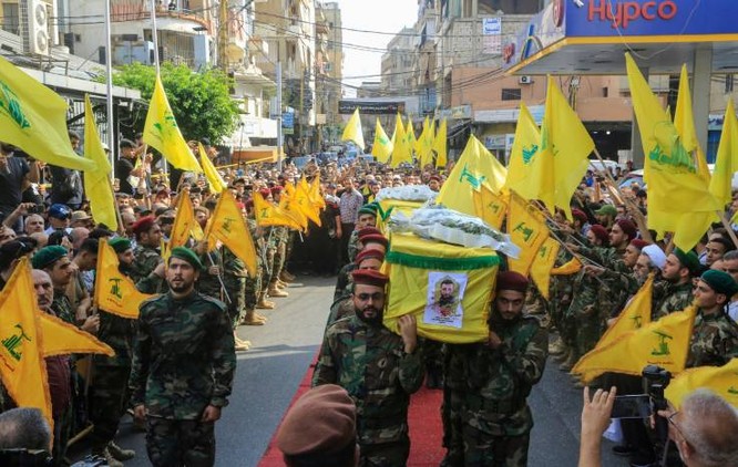 Nhóm Hezbollah tổ chức đám tang cho 2 thành viên bị sát hại do các đòn không kích của Israel ở Syria (Ảnh: AFP)