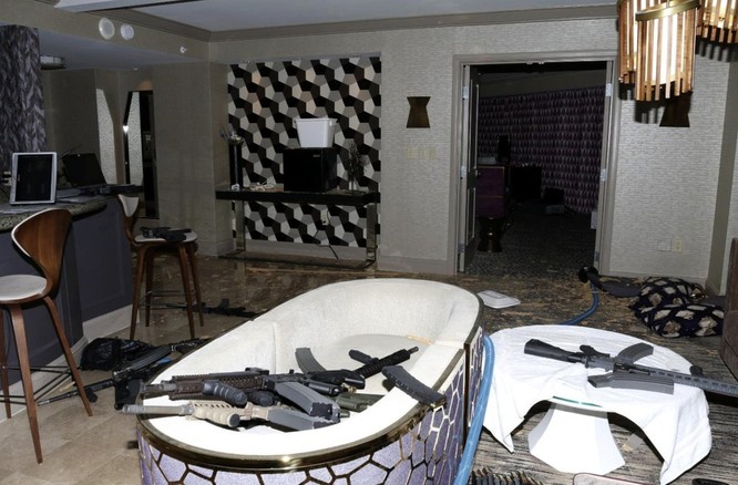 Bức ảnh được cảnh sát Las Vegas công bố năm 2017 cho thấy súng đạn nằm la liệt trong phòng khách sạn của kẻ xả súng Stephen Paddock (Ảnh: AP)