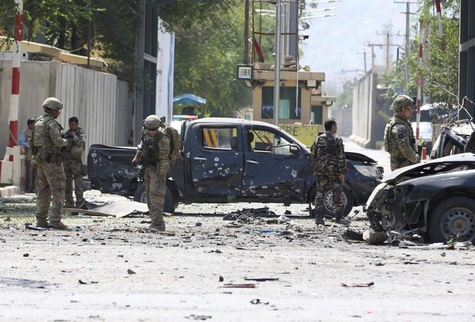 Binh sỹ nước ngoài cùng lực lượng NATO điều tra hiện trường vụ đánh bom tự sát ở thủ đô Kabul hôm 5/9 (Ảnh: Reuters)