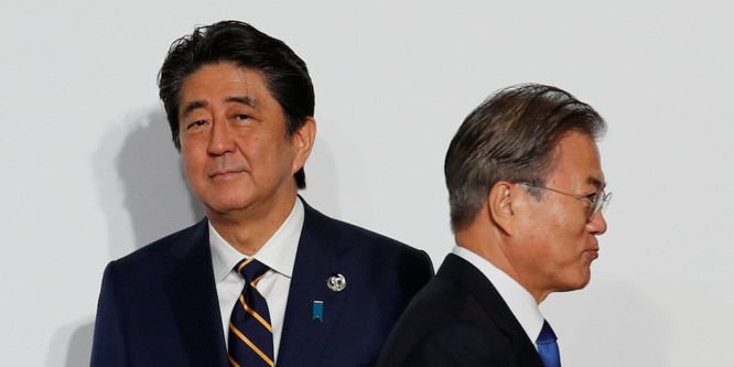 Tổng thống Nhật Abe và Tổng thống Hàn Quốc Moon đều bị đẩy vào thế khó, không thể nhượng bộ (Ảnh: Business Insider)
