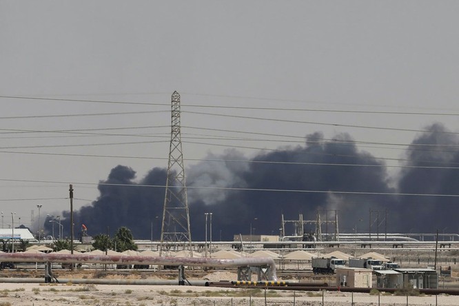Cột khói bốc lên từ một cơ sở dầu khí bị tấn công của Arab Saudi (Ảnh: Getty)