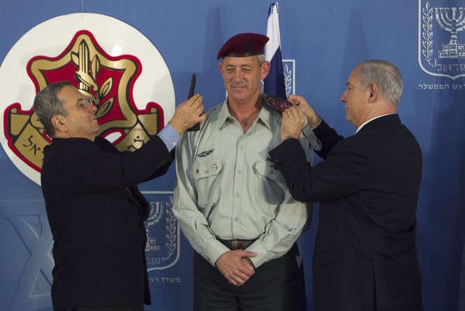 Ông Gantz (giữa) trong lễ nhậm chức vụ Tổng tham mưu trưởng IDF (Ảnh: RT)