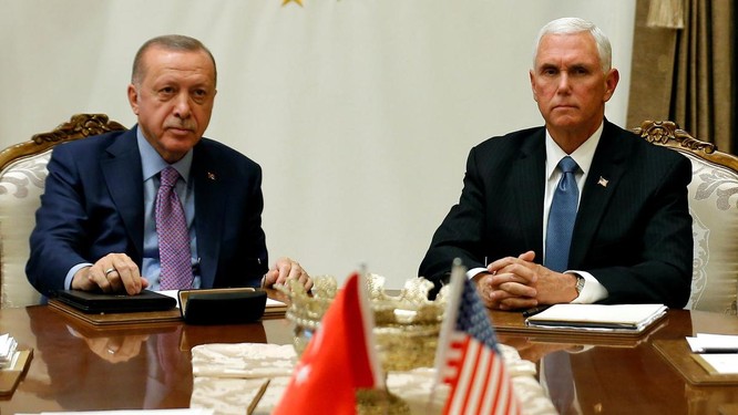 Sau cuộc họp kín, ông Pence và Erdogan không trả lời câu hỏi nào của báo giới (Ảnh: The National)