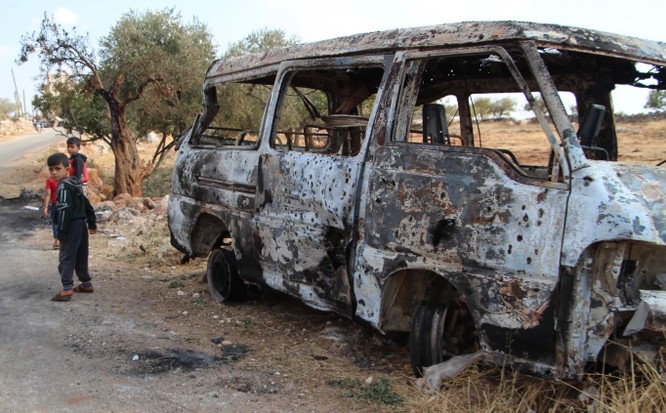 Một chiếc xe bị hư hại nặng trong chiến dịch đột kích nơi ở của thủ lĩnh IS ở làng Barisha, tỉnh Idlib, Syria (Ảnh: Newsweek)