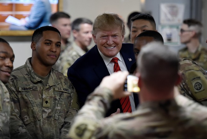 Tổng thống Trump trong chuyến thăm binh sĩ Mỹ tại Afghanistan nhân dịp Lễ Tạ ơn (Ảnh: API)