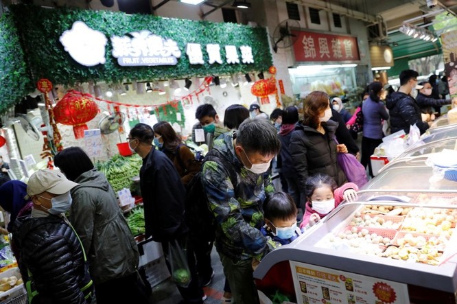 Người dân Hong Kong đi mua sắm tại một khu chợ thực phẩm ngày 2/2 (Ảnh: Reuters)