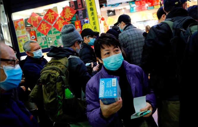 Người dân xếp hàng mua khẩu trang tại Hong kong, ngày 29/1 (Ảnh: Reuters)