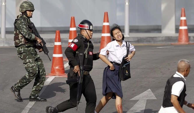Binh sĩ sơ tán người dân khỏi nơi xảy ra vụ xả súng đẫm máu (Ảnh: SCMP)
