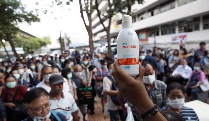 Người dân xếp hàng mua khẩu trang và dung dịch rửa tay tại cửa hàng thuốc nhà nước ở Bangkok, Thái Lan (Ảnh: EPA)