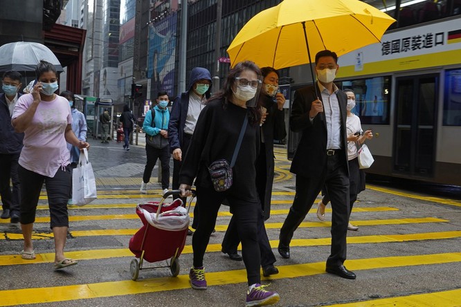 97,5% người dân Hong Kong đeo khẩu trang lúc ra đường trong bối cảnh dịch COVID-19 (Ảnh: NYDaily)