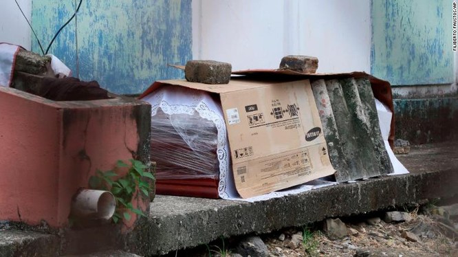 Một chiếc quan tài được cho là của người mắc COVID-19 nằm ngay bên ngoài một căn nhà ở Guayaquil (Ảnh: CNN)