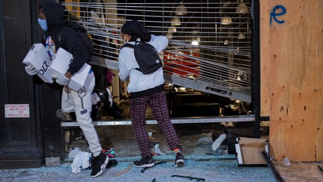 Hôi của và bỏ chạy khỏi một cửa hàng bị đập phá ở khu Chelsea, New York (Ảnh: Fox News)