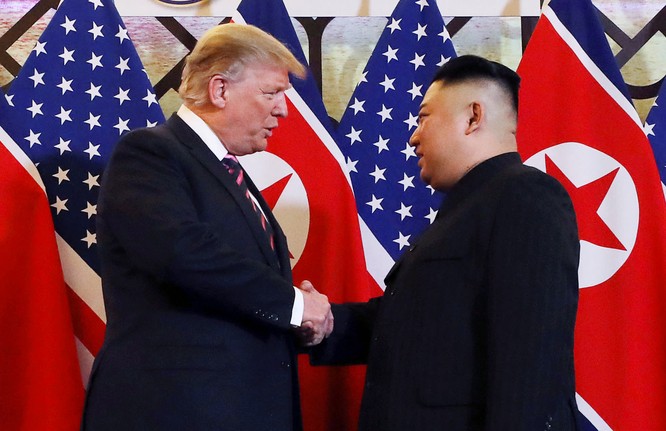 Tổng thống Mỹ Donald Trump và Chủ tịch Triều Tiên Kim Jong-un tại hội nghị thượng đỉnh Mỹ-Triều lần hai tổ chức tại Hà Nội (Ảnh: CNN)