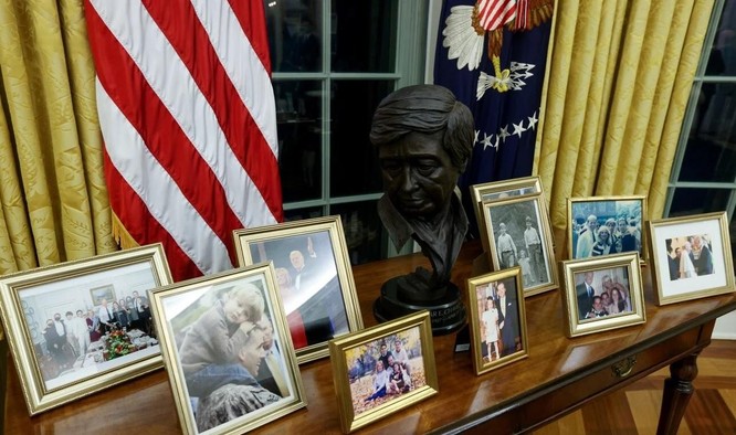 Phòng làm việc của TT Biden: Thảm mới, ghế mới, không còn “nút Diet Coke” của ông Trump ảnh 2