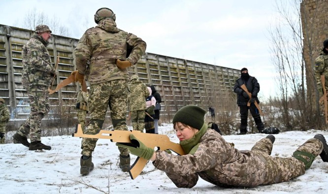 Ukraine huy động thường dân bảo vệ đất nước, trong trường hợp bị Nga tấn công ảnh 2