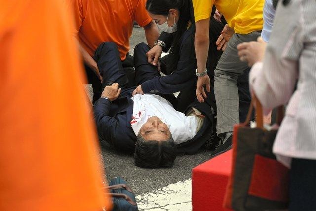 NHK: Cựu Thủ tướng Nhật Shinzo Abe bị "bắn vào ngực", "không có dấu hiệu sự sống" ảnh 1