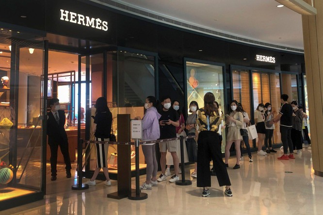 Người giàu Trung Quốc bán tháo đồng hồ Rolex, túi xách Hermès xa xỉ ảnh 1