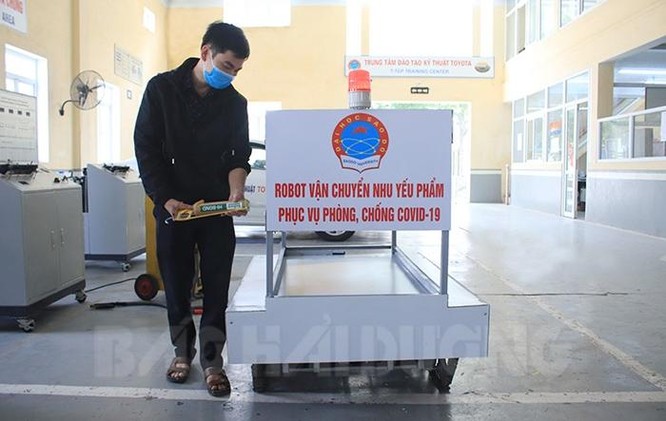 Cận cảnh robot “biết nghe lời” tại các khu cách ly COVID-19 tại Hải Dương ảnh 3