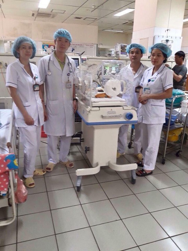 BS Hoàng Công Lương (thứ 2 từ trái qua) tại Bệnh viện, đúng ngày anh nhận được quyết định truy tố của Viện KSND tỉnh Hòa Bình (nguồn facebook)
