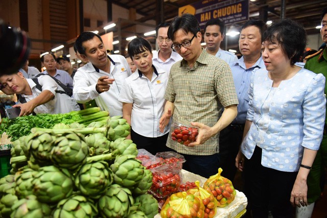 Phó thủ tướng Vũ Đức Đam thị sát chợ đầu mối Bình Điền (Q.8, TP. HCM)