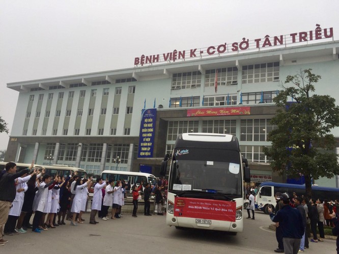 Những “Chuyến xe yêu thương” đưa 1.000 người bệnh về quê ăn Tết ảnh 2