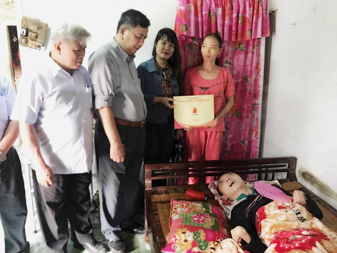 Cổng 1400 tặng quà các gia đình nạn nhân chất độc da cam ảnh 2