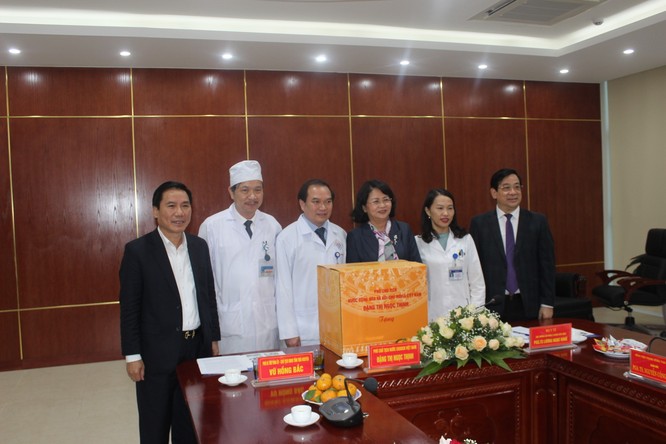 Phó Chủ tịch nước thăm và tặng quà cho bệnh nhân điều trị tại Bệnh viện Trung ương Thái Nguyên ảnh 2