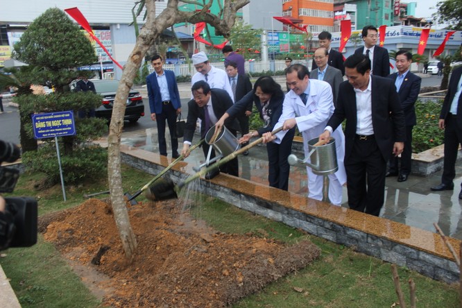 Phó Chủ tịch nước thăm và tặng quà cho bệnh nhân điều trị tại Bệnh viện Trung ương Thái Nguyên ảnh 3