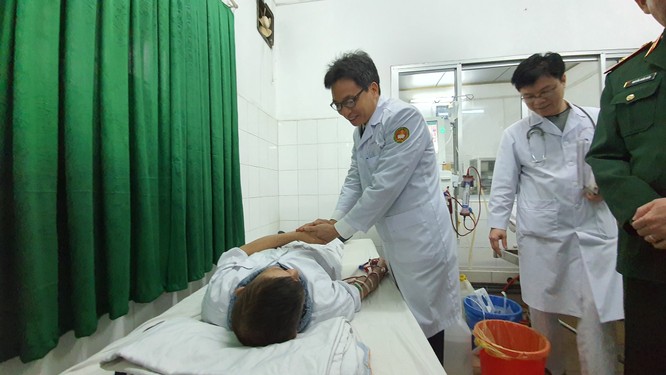 Phó Thủ tướng Vũ Đức Đam thăm người bệnh trong ngày 30 Tết ảnh 1