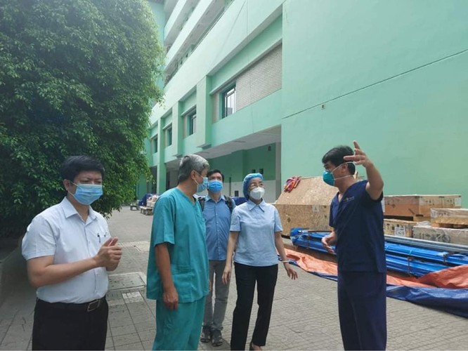 Thứ trưởng Nguyễn Trường Sơn kiểm tra việc chạy thận nhân tạo cho 227 bệnh nhân ở BV Đà Nẵng ảnh 1