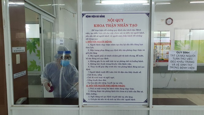 Thứ trưởng Nguyễn Trường Sơn kiểm tra việc chạy thận nhân tạo cho 227 bệnh nhân ở BV Đà Nẵng ảnh 2