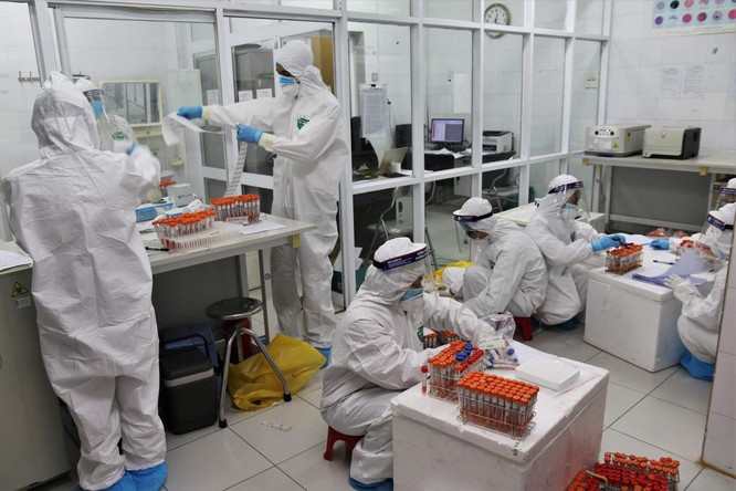 Tâm sự của những đôi mắt biết nói ở nơi “nóng” nhất trong cuộc chiến chống COVID-19 ảnh 3