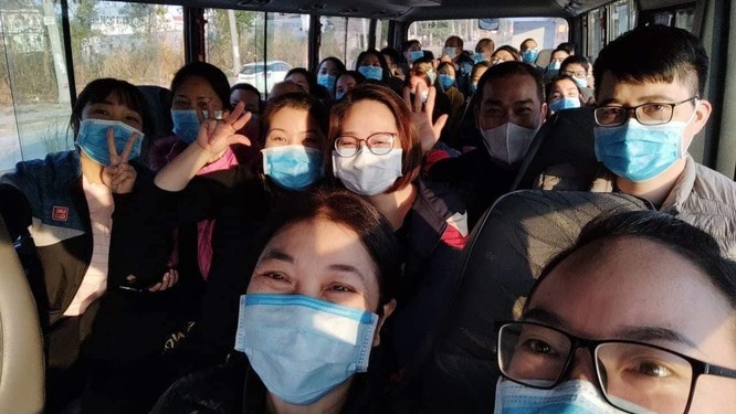 Gác lại niềm vui riêng, nữ bác sĩ 3 lần hoãn cưới để đi vào "điểm nóng" của dịch COVID-19 ảnh 2