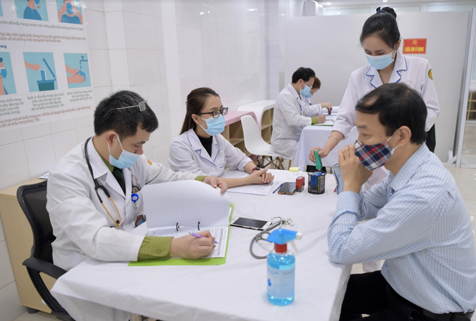 Ảnh: 35 người đầu tiên ở Hà Nội tiêm vaccine phòng COVID-19 giai đoạn II ảnh 7