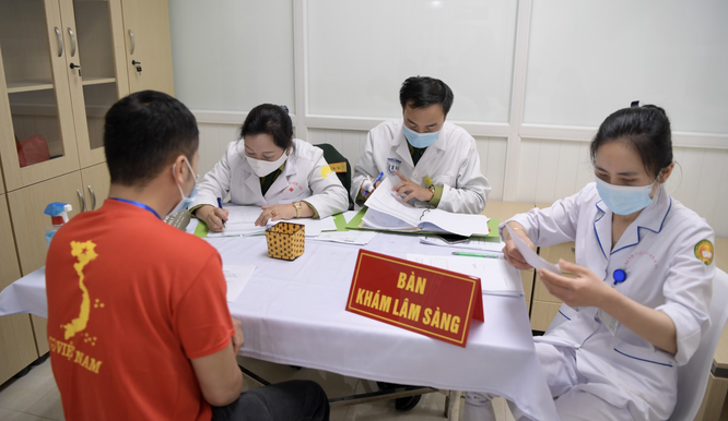 Ảnh: 35 người đầu tiên ở Hà Nội tiêm vaccine phòng COVID-19 giai đoạn II ảnh 8