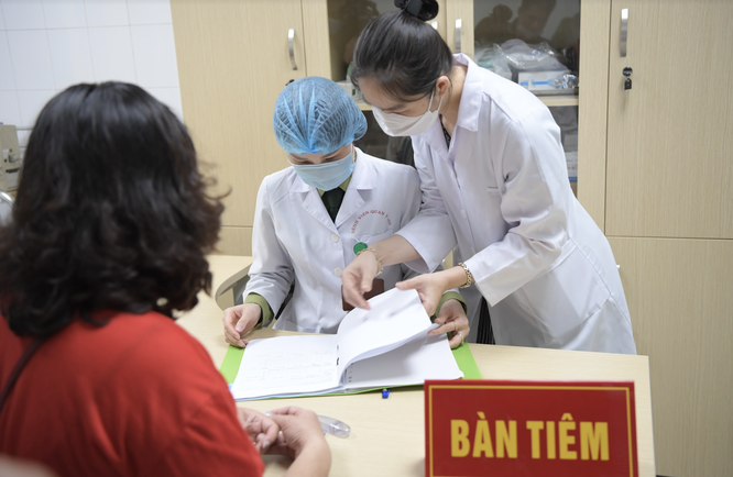 Ảnh: 35 người đầu tiên ở Hà Nội tiêm vaccine phòng COVID-19 giai đoạn II ảnh 9