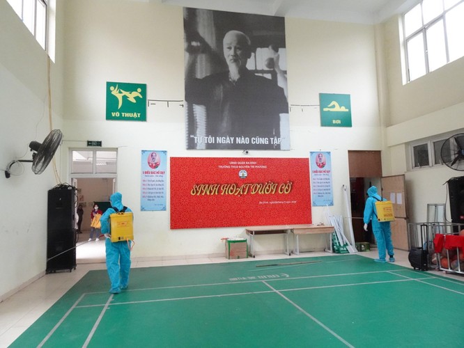Chùm ảnh trường học gấp rút vệ sinh, phun khử khuẩn chuẩn bị đón học sinh đi học trở lại ảnh 4