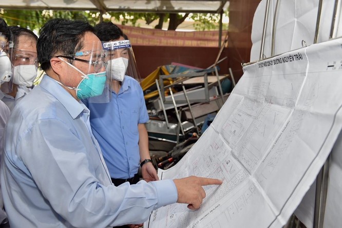 Thủ tướng Chính phủ kiểm tra đột xuất ổ dịch COVID-19 “nóng” nhất Hà Nội ở quận Thanh Xuân ảnh 3